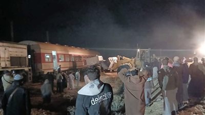 بدء رفع كونتنرات قطار البضائع في طوخ بالقليوبية