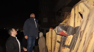 محافظ القليوبية يوجه بتشكيل لجنة فنية لفحص السلامة الإنشائية للعقارات بموقع حادث سقوط الكونتنرات