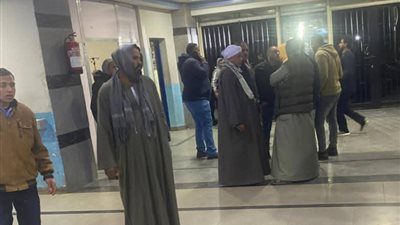 منهارون أمام المشرحة.. الأهالي ينتظرون استلام جثامين 6 ضحايا حادث انقلاب سيارة ميكروباص داخل ترعة بقنا