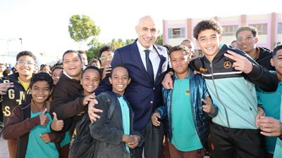 وزير التعليم يشيد بسير العملية التعليمية بإحدى المدارس بأسوان