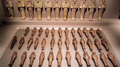 المتحف المصري بالتحرير يعرض تماثيل أوشابتي برونزية نادرة من عصر بسوسنس الأول