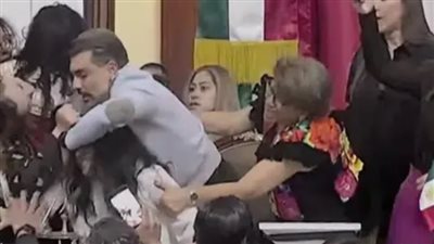 اشتباك بالأيدي وشد شعر.. مشاجرة بين نائبات في البرلمان المكسيكي خلال بث على الهواء