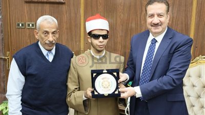 محافظ المنوفية يكرم الطالب عبدالرحمن مهدي بعد فوزه بالمركز الأول في المسابقة العالمية للقرآن الكريم
