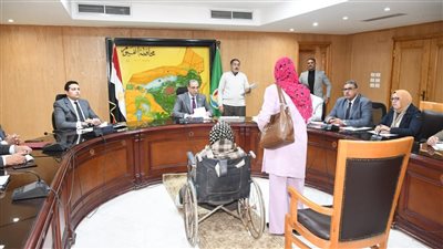 محافظ الفيوم يوجه بتوفير تدخلات الحماية الاجتماعية اللازمة للأسر الأكثر احتياجًا