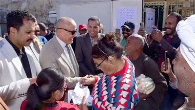 مش معايا مصاريف مدرسة العيال.. استجابة إنسانية عاجلة من محافظ الأقصر لمواطن خلال افتتاح سوق «اليوم الواحد»