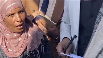 خدي الفلوس والثوم كمان.. محافظ الأقصر يجبر خاطر بائعة مسنة عرضت عليه شراء 