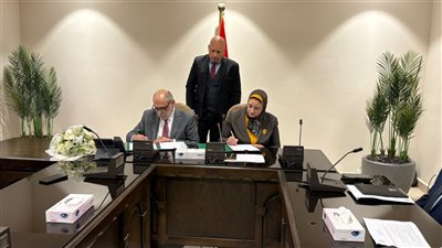 الكهرباء توقع عقدًا لدعم المشروعات التنموية بمنطقة شرق بورسعيد