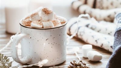 طريقة عمل هوت شوكليت بالكاكاو.. جرب تزينها بالمارشميلو 