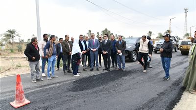 بتكلفة 17.5 مليون جنيه.. محافظ الفيوم يتفقد أعمال رصف طريق جبل سعد الشواشنة
