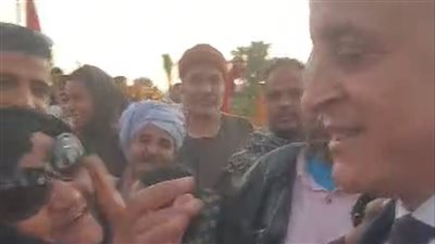 دعواتك عندي بالدنيا.. مشهد إنساني يخطف القلوب بين محافظ الأقصر وسيدة بالبر الغربي