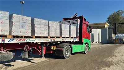 الهلال الأحمر المصري يعزز دعم غزة بـ 305 آلاف سلة غذائية و33 ألف بطانية 