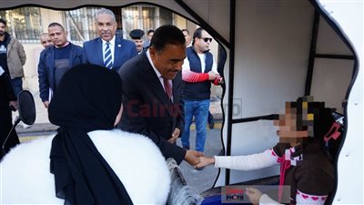 محافظ مطروح يهدي اسكوتر كهربائي لمواطنة لمساندة ابنتها مريضة سرطان العظام