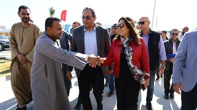 منال عوض خلال تفقد المنطقة الصناعية بقفط: نموذج واعد للتنمية المتكاملة بالصعيد باستثمارات 1.7 مليار جنيه