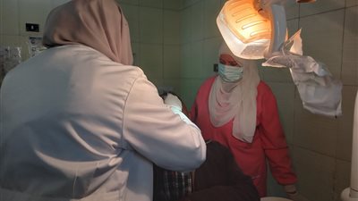 حياة كريمة توفر خدماتها الطبية المجانية لأهالي باروط ببني سويف 