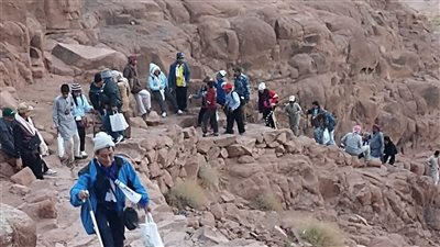 رغم انخفاض الحرارة وغلق الدير.. سانت كاترين تجذب مئات الزائرين