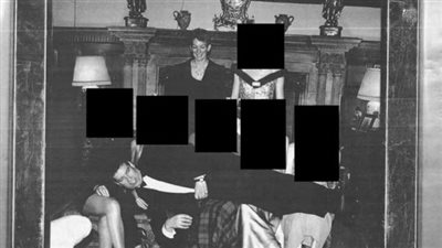 مفاجأة تعصف بالعالم الغربي.. أمريكا تفرج عن صور الأمير أدرو البريطاني في أوضاع مُخلة