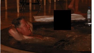 كلينتون في حمام سباحة بجزيرة إبستين.. واشنطن تكشف صورا ووثائق مثيرة للجدل