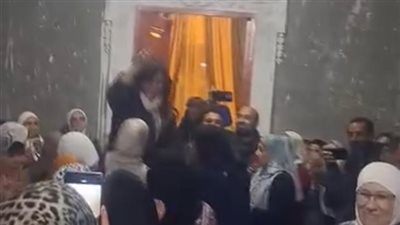 نائبة بالغربية ترقص مع المواطنين احتفالًا بفوزها في انتخابات النواب 