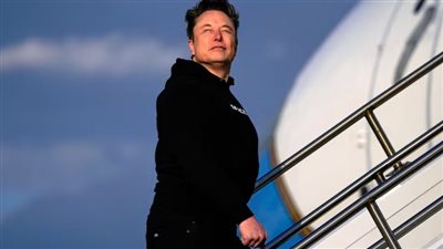إيلون ماسك يصبح أول شخص تتجاوز ثروته 700 مليار دولار