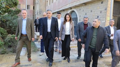 محافظ الجيزة يُجازي مسؤولي النظافة بشارع ناهيا للتقصير في المهام المكلفين بها بحي بولاق الدكرور