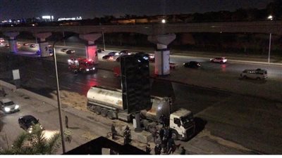 انقلاب تريلا محملة بالمواد البترولية على طريق التسعين الجنوبي في التجمع