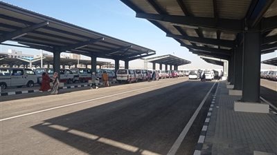 تشغيل الموقف الداخلي بامتداد الموقف الإقليمي لتنظيم حركة النقل بمدينة العاشر من رمضان