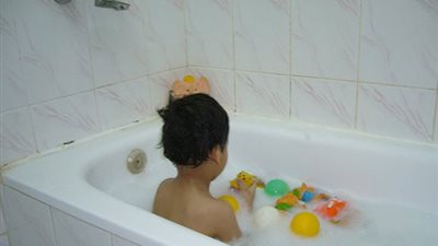 صغير بالبانيو - تعبيرية 