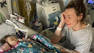 أم بريطانية وصغيرتها    