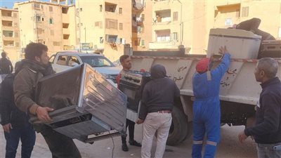 حملة مكبرة لإزالة إشغالات الطريق بقرية رأس الحكمة في مرسى مطروح