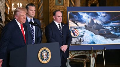 ترامب خلال الكشف عن السفينة الحربية 