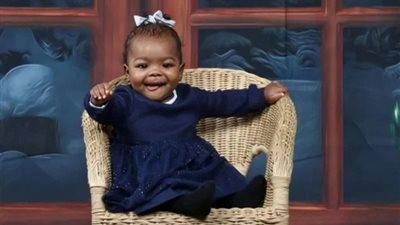 استيقظ وجدها جثة.. قيلولة أب تنهي حياة صغيرته غرقًا بين ذراعيه