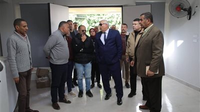 استعدادًا لافتتاحه.. محافظ الوادي الجديد يتابع التجهيزات النهائية للمركز التكنولوجي