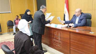 محافظ بني سويف: صرف إعانة ومعاش لسيدة.. وسداد مستحقات جراحة زراعة كلى لشاب