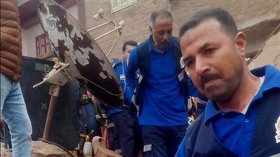 لإنقاذ حياته.. رجال الإسعاف ينجحون في إمداد مواطن بالأكسجين أسفل أنقاض منزله بأسيوط | صور 