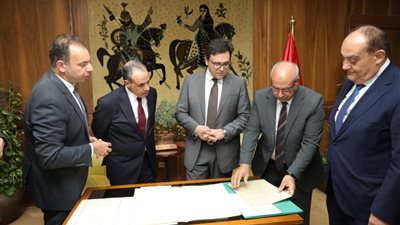 وزير الثقافة يسلم وزير الخارجية 78 خريطة ووثيقة واتفاقية تاريخية بعد ترميمها بدار الكتب| صور
