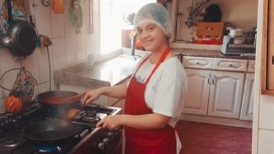 أول تعليق من الشيف هدير المصابة بمتلازمة داون: ماما وبابا كانوا بيدعمونى كتير في السباحة والطبخ