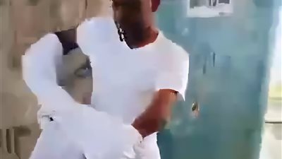 أغلق فمه بالقفل داخل محطة بنزين.. شاب مصاب بعجز في ذراعه بقنا يستغيث: كنت مسجون ونفسي في كشك