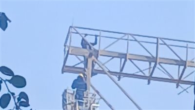 لعدم صرف العلاوة.. الحماية المدنية تنقذ موظفًا حاول إلقاء نفسه من أعلى مبنى المطحن بالمنيا