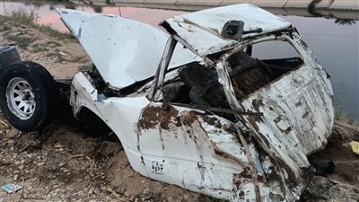 انقلاب سيارة ربع نقل داخل ترعة في أسوان