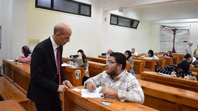 رئيس جامعة بني سويف يتفقد عددًا من لجان امتحانات كليتي الصيدلة والتجارة