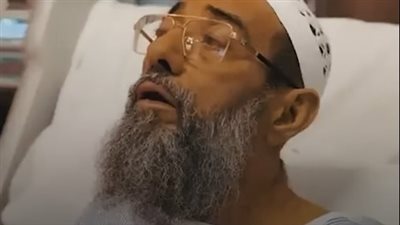 قبل وفاته.. فيديو لـ مؤذن المسجد النبوي الشيخ فيصل النعمان يردد الأذان على فراش المرض