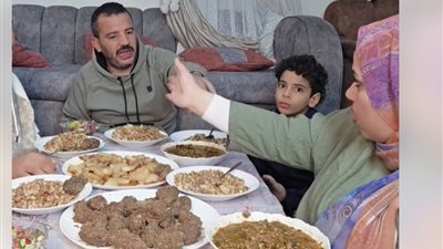 صغير يطالب والديه بوقف نشر تفاصيل حياتهما على السوشيال ميديا.. ووالدته ترد: هنشحت