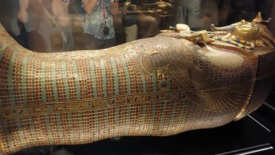 تابوت الملك توت عنخ آمون يتألق في قاعات العرض داخل المتحف المصري الكبير | صور 