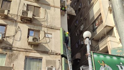 الحماية المدنية تنقذ قطة عالقة بمنطقة الشيراتون في مصر الجديدة