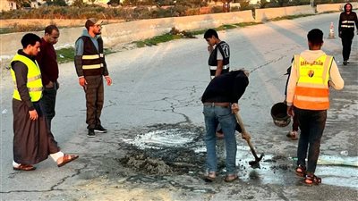 جهود ذاتية لإصلاح الحُفر بالطريق الدولي الشيخ زويد العريش بشمال سيناء