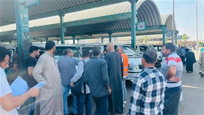 إدارة مواقف البحيرة تمنع ركوب السيدات بجانب السائق في سيارات الأجرة