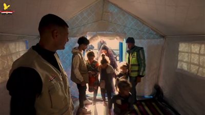 بعد مناشدتها الرئيس السيسي عبر القاهرة 24.. اللجنة المصرية توفر خيمة ومواد غذائية لـ أم محمود من نازحي غزة