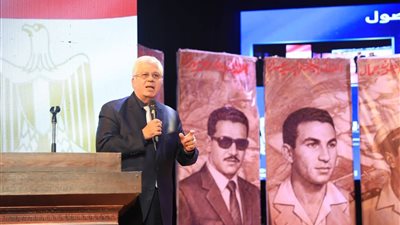 درع الفدائيين.. وزير التعليم العالي يكرم والد ووالدة الشهيد عمرو السقا