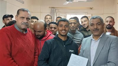 للعمل بالأردن.. تسليم عقود لـ30 شابًا من أبناء بني سويف