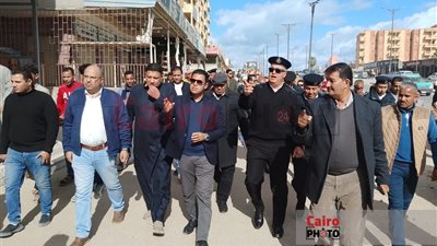 نائب محافظ مطروح يقود حملة لإزالة الإشغالات بمدينة العلمين.. ويمنح مهلة لتوفيق أوضاع المحال